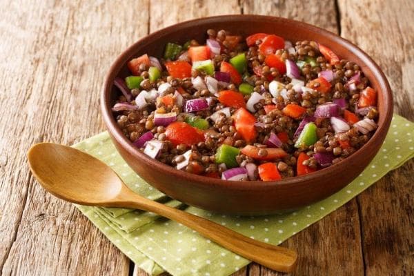 Griekse linzen en feta salade