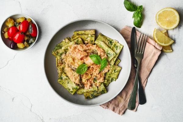 Rigatoni pasta met zalm en spinazie