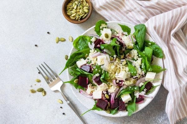 Parelgort maaltijdsalade met rode biet en feta