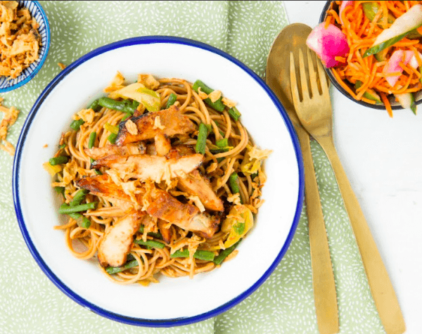 Surinaamse bami met kouseband en kip
