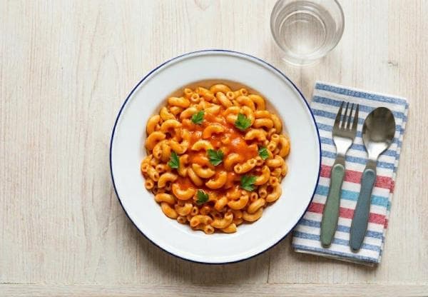 Macaroni in tomato & pepper sauce