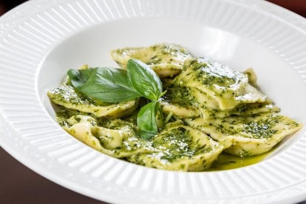 Ravioli in spinazieroomsaus