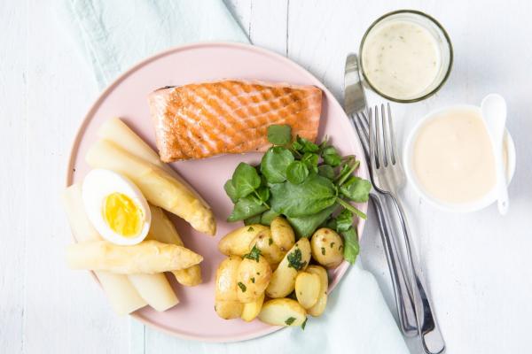 Grilled Salmon with White Asparagus