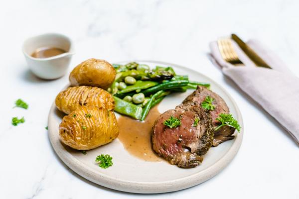 Supermalse roast beef met groene asperges