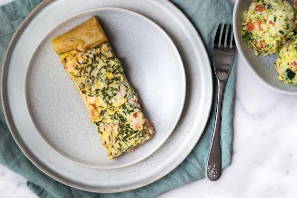 Zalm quiche met komkommer salade