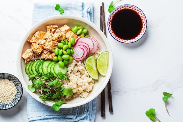 Japanse salade bowl met sesamdressing