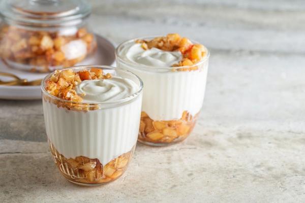 Hangop met appelcompote