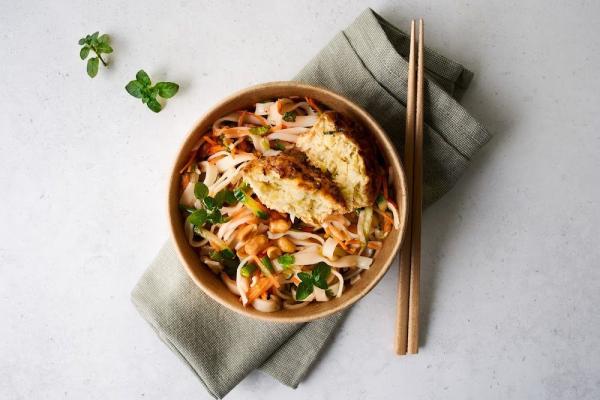 Vietnamese maaltijdsalade met okonomiyaki