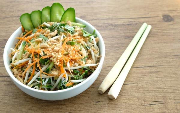 Vietnamese noedel maaltijdsalade met kip