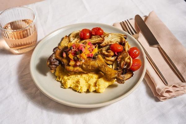 Gekonfijte eendenbout met citrus salsa