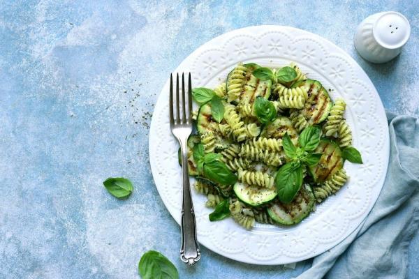 Groene pasta maaltijdsalade met mozzarella