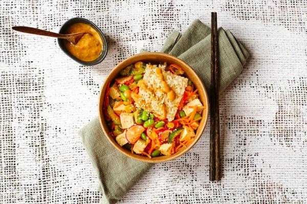 Japanse maaltijdsalade met sesamdressing
